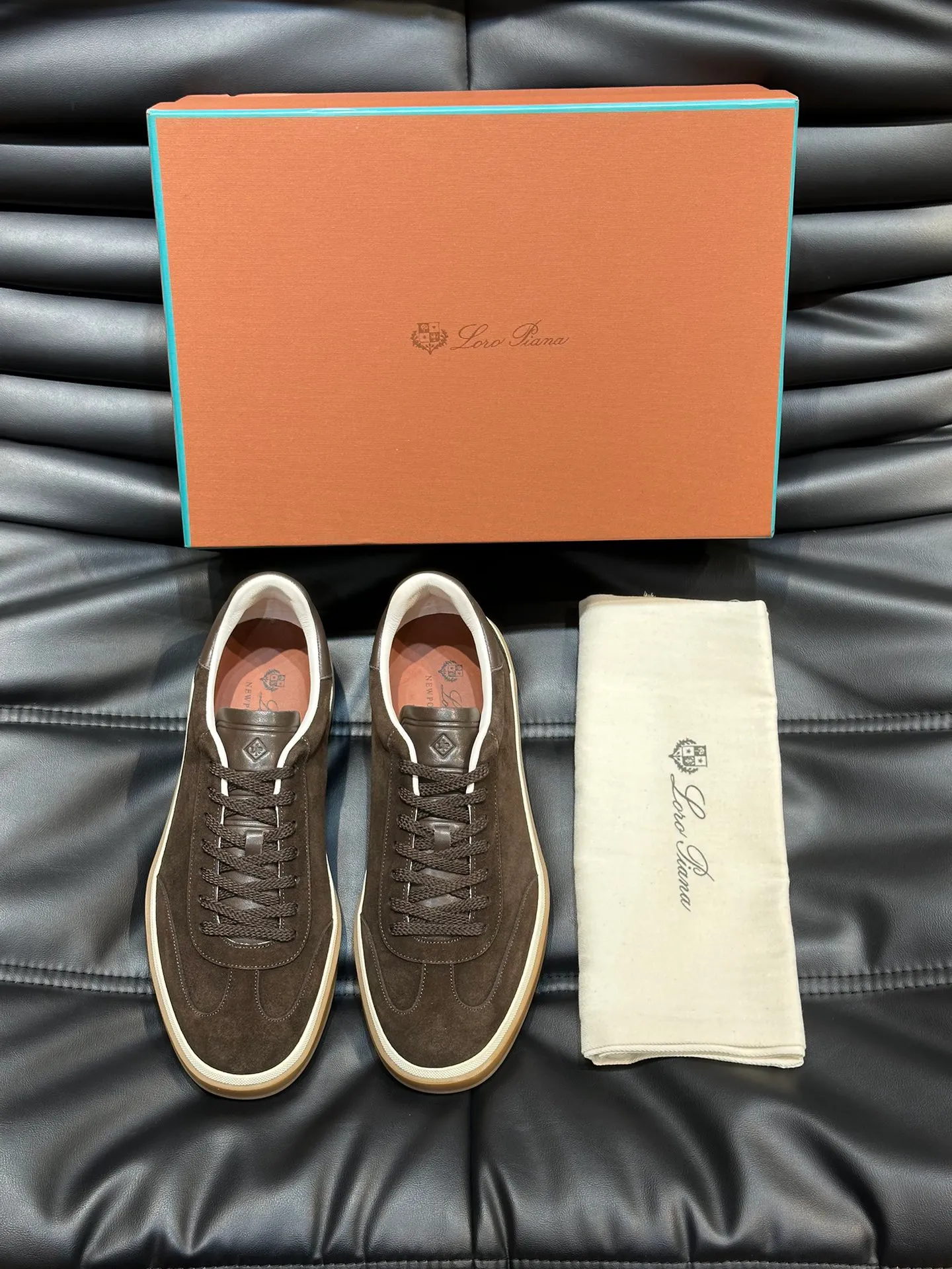 p420 Men's Shoes New 🆕Lp Old Money Style Men's Low-top Casual Tennis Shoes Loro Piana's high-end series has launched sports shoe styles made of soft cowhide. The breathable properties and flexible texture of natural materials make the sneakers both functional and comfortable. The high-quality metal-free tanning and tumble process highlights the natural texture of the leather, while the camel-colored sole and white rubber trim create a double-layer sole effect, making it an everyday shoe that can easily create a lazy and casual style! Size: 39-44 (45, 46 customized